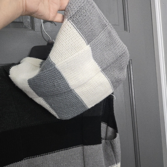 Knit Hooded Sweater Vest - Picture 7 of 7